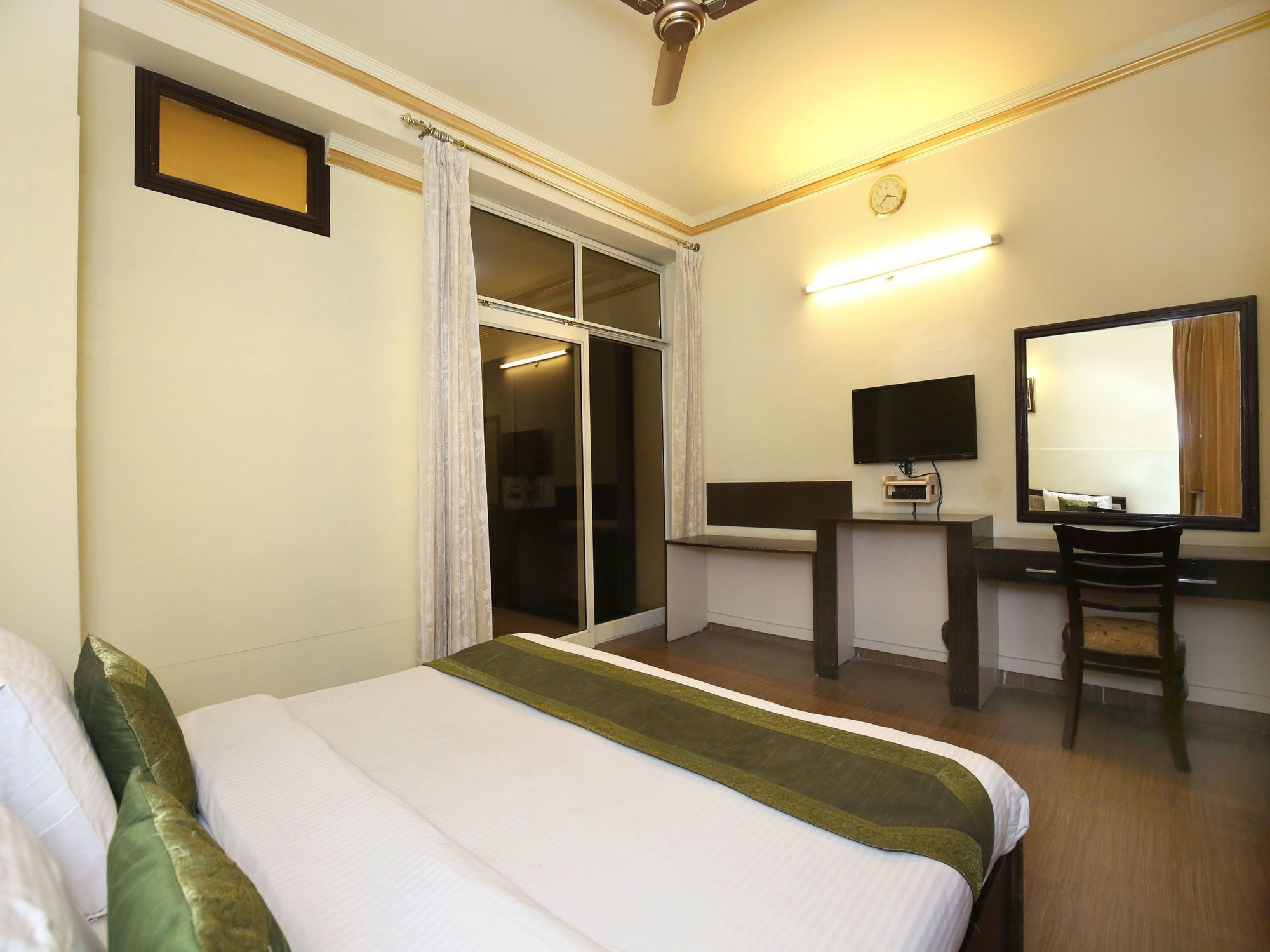 Hotel Downtown Suites Амритсар Екстериор снимка